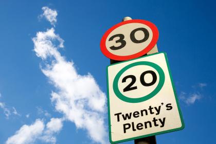 Όρια ταχύτητας και ποινές: Που πληρώνετε πρόστιμο και που σας βάζουν φυλακή