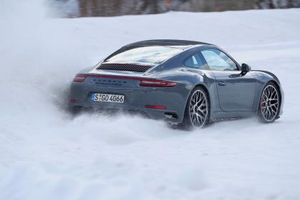 Η Porsche 911 ST σε χειμερινές δοκιμές