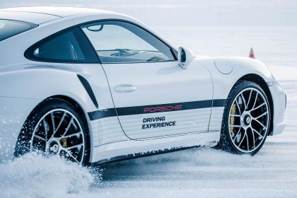 Η Porsche 911 ST σε χειμερινές δοκιμές