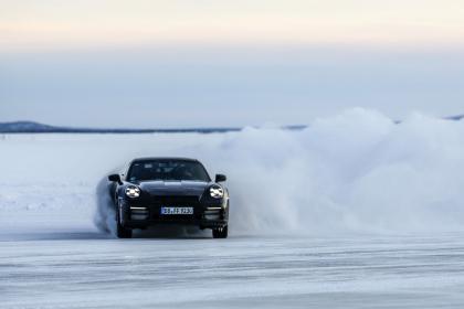 Δείτε τον Walter Rohrl να… δαμάζει την Porsche 911 Dakar