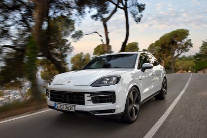Η Porsche παρουσιάζει την τρίτη έκδοση E-Hybrid της Cayenne