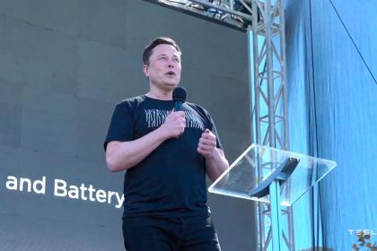 Η Tesla ετοιμάζει μικρότερο και φθηνότερο μοντέλο