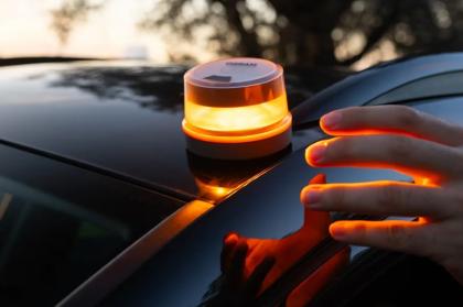 Τέλος στο κλασικό τρίγωνο; Στο προσκήνιο το φωτεινό σήμα V16 για την οδική ασφάλεια 