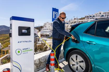 Παράδοση των πρώτων ηλεκτρικών αυτοκινήτων VW σε ιδιώτες στην Αστυπάλαια