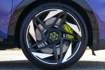 H Abarth παρουσίασε το νέο 600e σε δύο εκδόσεις