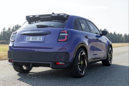 H Abarth παρουσίασε το νέο 600e σε δύο εκδόσεις