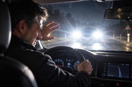 Στο μικροσκόπιο τα LED φώτα των αυτοκινήτων λόγω της έντονης θάμβωσης 
