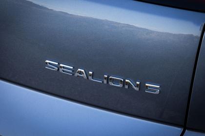 Πρώτη επαφή με το νέο BYD Sealion 5 DM-i