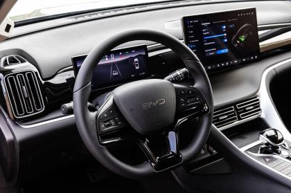 Πρώτη επαφή με το νέο BYD Sealion 5 DM-i