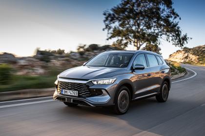 Πρώτη επαφή με το νέο BYD Sealion 5 DM-i
