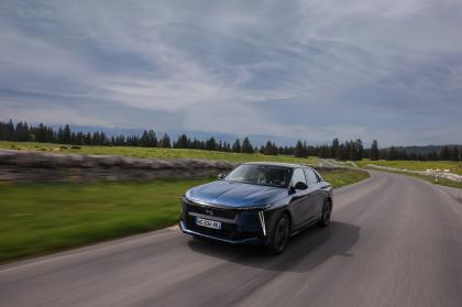 H DS Automobiles δεν απορρίπτει την ιδέα ενός θερμικού No8