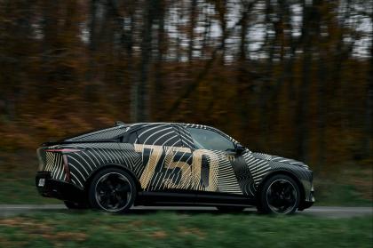 H DS δείχνει το νέο DS8 με καμουφλάζ [+φώτο]