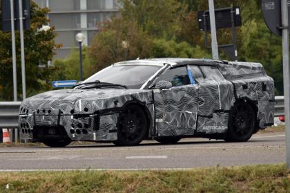 Με έντονο καμουφλάζ το νέο EV της Ferrari