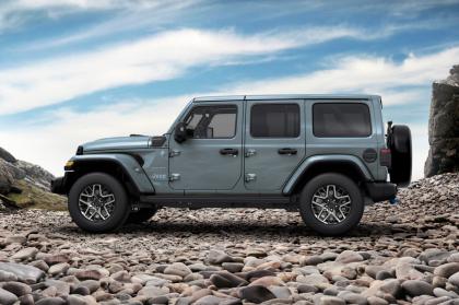 To Jeep Wrangler παίρνει «διαζύγιο» από το αυτόματο κιβώτιο οχτώ σχέσεων