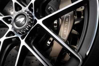 Το πρώτο supercar της McLaren με χειροκίνητο κιβώτιο ταχυτήτων μετά από 34 χρόνια