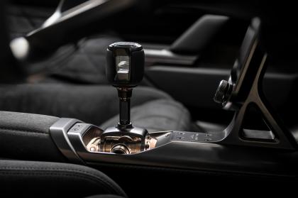 Το πρώτο supercar της McLaren με χειροκίνητο κιβώτιο ταχυτήτων μετά από 34 χρόνια
