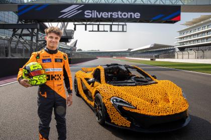 O Norris οδήγησε μια LEGO McLaren P1 στην πίστα του Silverstone