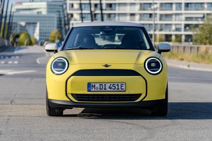 Το νέο MINI Cooper E σε έκδοση Classic και τιμή από 37.889 ευρώ