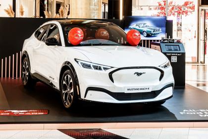 H νέα Ford Mustang Mach-E ηλεκτρίζει το stage της Ford στο Golden Hall