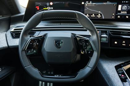 Test: Peugeot E-3008 73kWh 210Ps