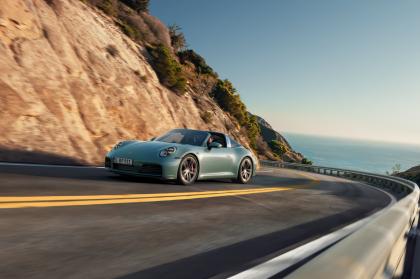 H Porsche πλέον προσφέρει τις τετρακίνητες εκδόσεις 4S στην 911