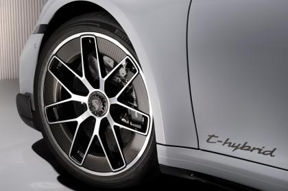 Ισχυρότερη, ταχύτερη και βαρύτερη η νέα Porsche 911 Turbo S
