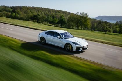 H Porsche θα συνεχίσει να παράγει βενζινοκίνητες και υβριδικές Panamera