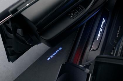 Νέες εκδόσεις “Black Edition” για τις Porsche Taycan και Cayenne