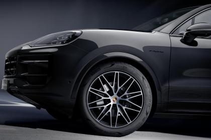 Νέες εκδόσεις “Black Edition” για τις Porsche Taycan και Cayenne
