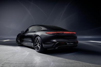 Νέες εκδόσεις “Black Edition” για τις Porsche Taycan και Cayenne