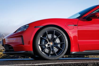 Η Porsche διευρύνει την οικογένεια της Taycan με τρεις νέες εκδόσεις