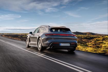 Η Porsche διευρύνει την οικογένεια της Taycan με τρεις νέες εκδόσεις