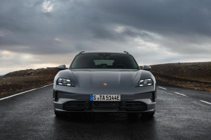 Η Porsche διευρύνει την οικογένεια της Taycan με τρεις νέες εκδόσεις