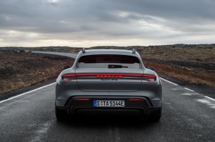 Η Porsche διευρύνει την οικογένεια της Taycan με τρεις νέες εκδόσεις