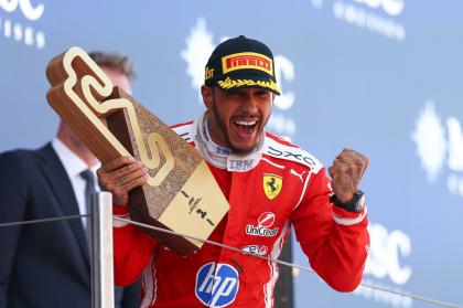 O Hamilton πήρε την πρώτη του νίκη με τη Ferrari στη Βαρκελώνη 