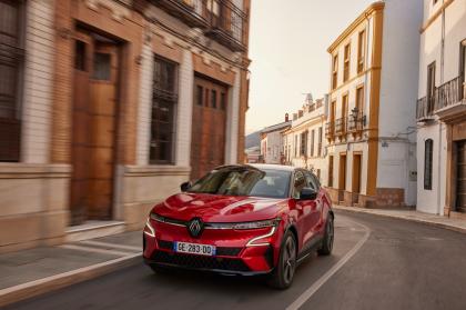 H Renault πρόκειται να αλλάξει στρατηγική για τα Scenic και Megane