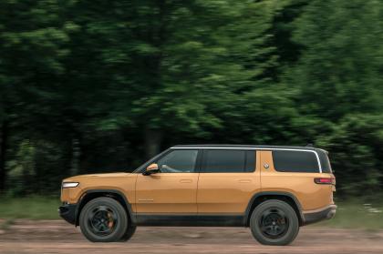 Rivian R1S: Το SUV που «πατάει» ακόμα και hypercar
