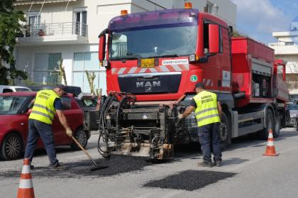 Θεσσαλονίκη: Το ειδικό όχημα που κλείνει λακκούβες μέσα σε λίγα λεπτά 