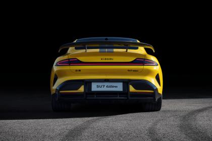 To Xiaomi SU7 Ultra «χορεύει» ντριφτάροντας και καίει λάστιχα