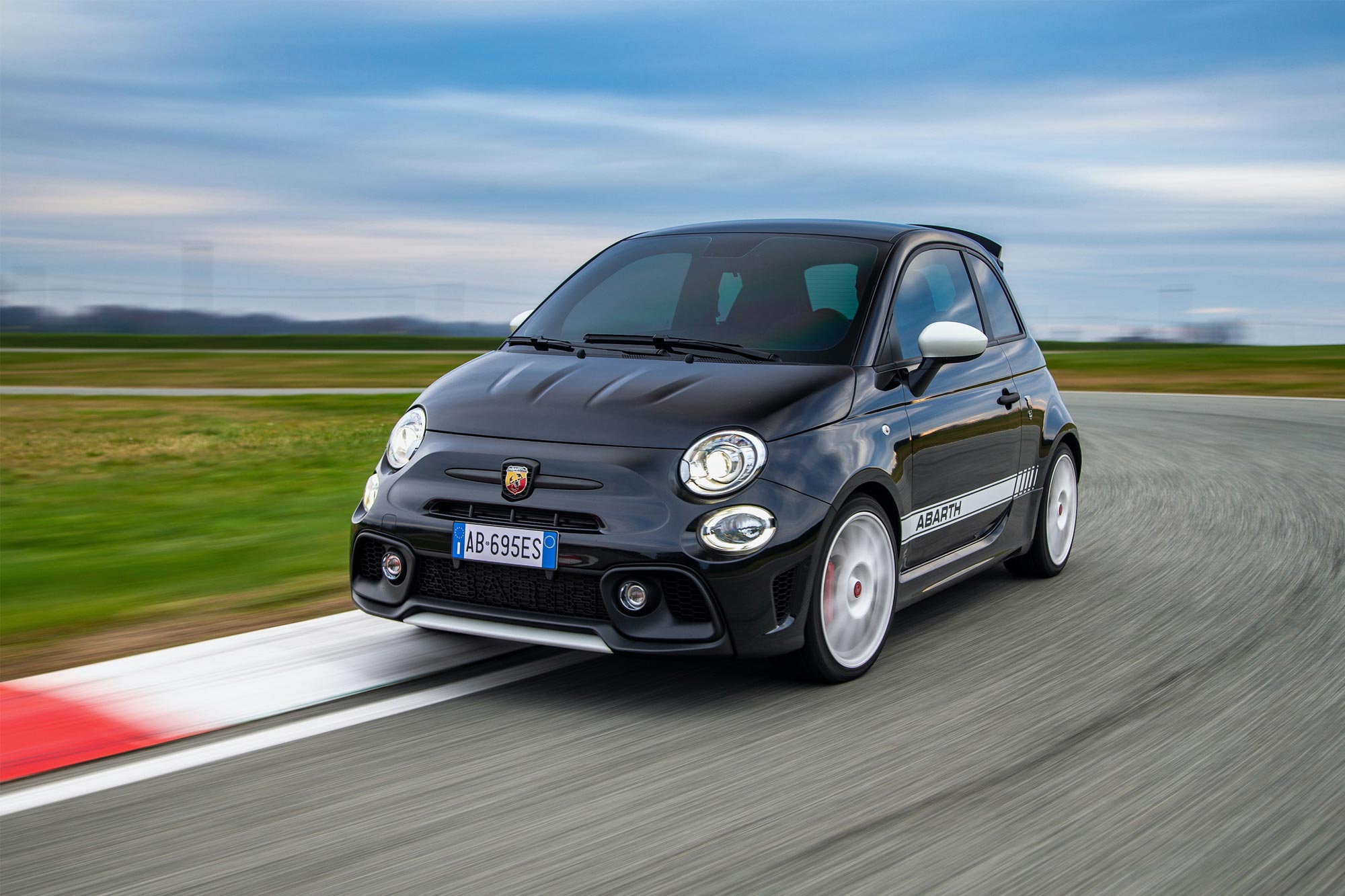 Το Abarth 695 Esseesse διαθέσιμο στην Ελλάδα από €35.350