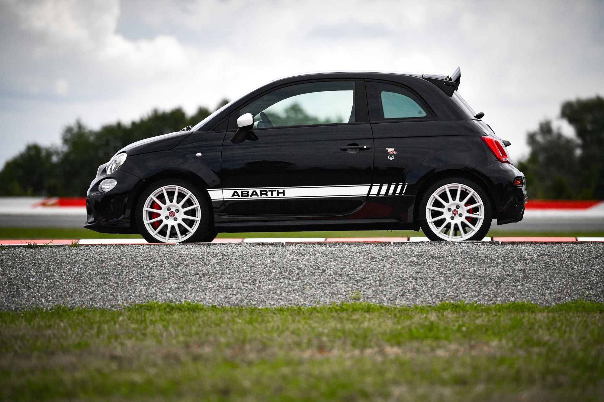 Το Abarth 695 Esseesse διαθέσιμο στην Ελλάδα από €35.350