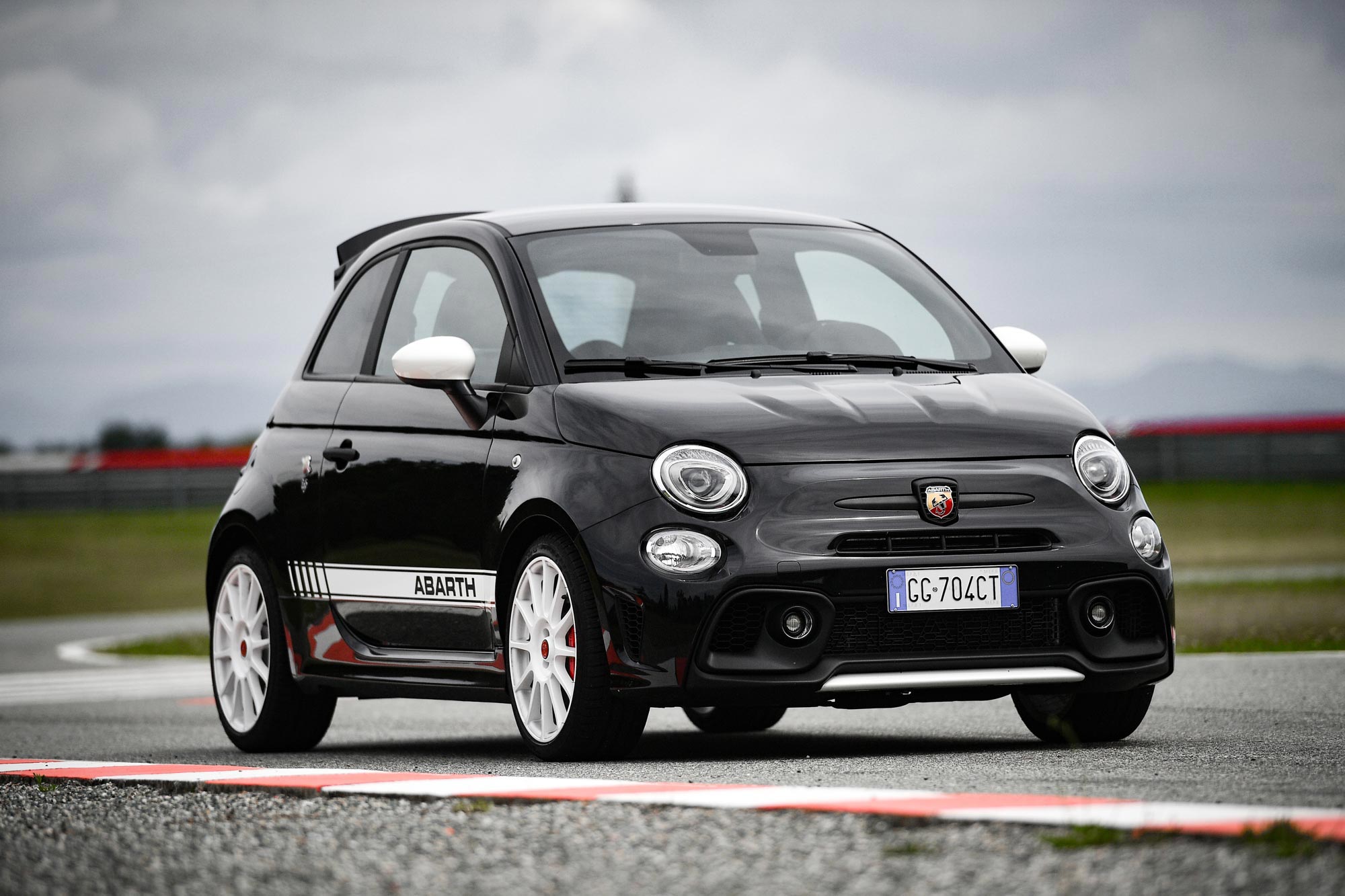 Το Abarth 695 Esseesse διαθέσιμο στην Ελλάδα από €35.350