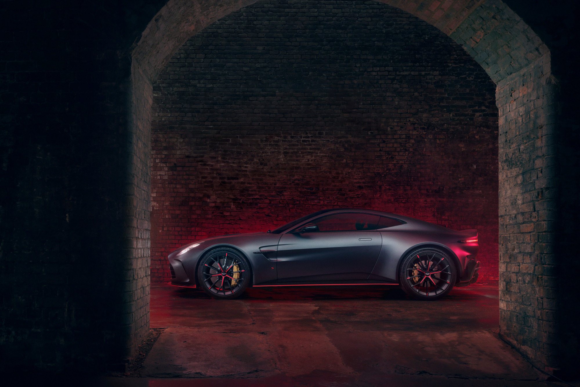 Επίσημο: Ιδού η νέα Aston Martin Vantage S