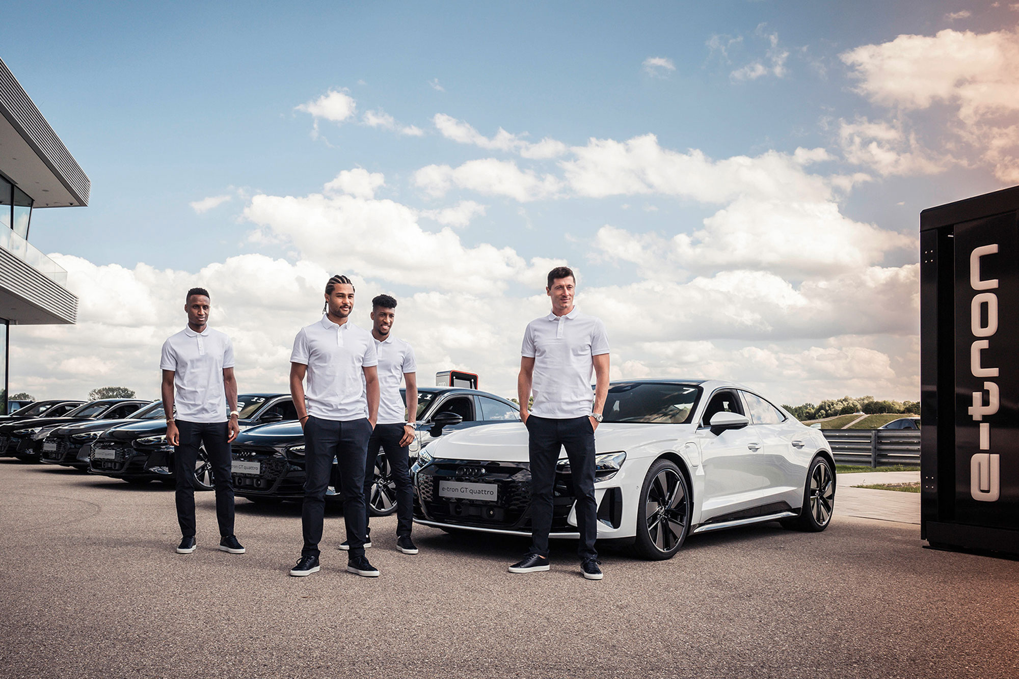 Οι ποδοσφαιριστές της FC Bayern οδηγούν Audi e-tron GT
