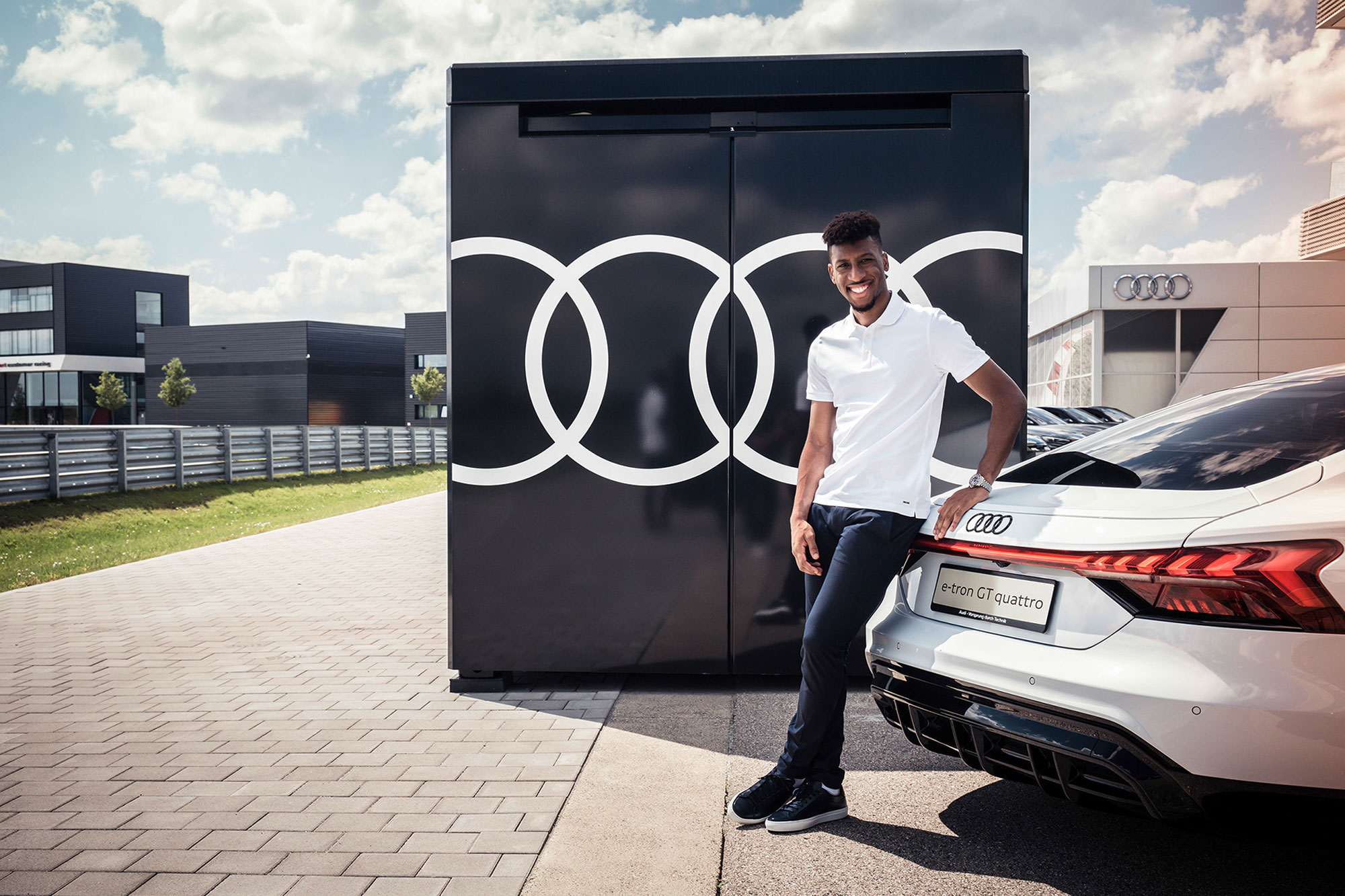 Οι ποδοσφαιριστές της FC Bayern οδηγούν Audi e-tron GT
