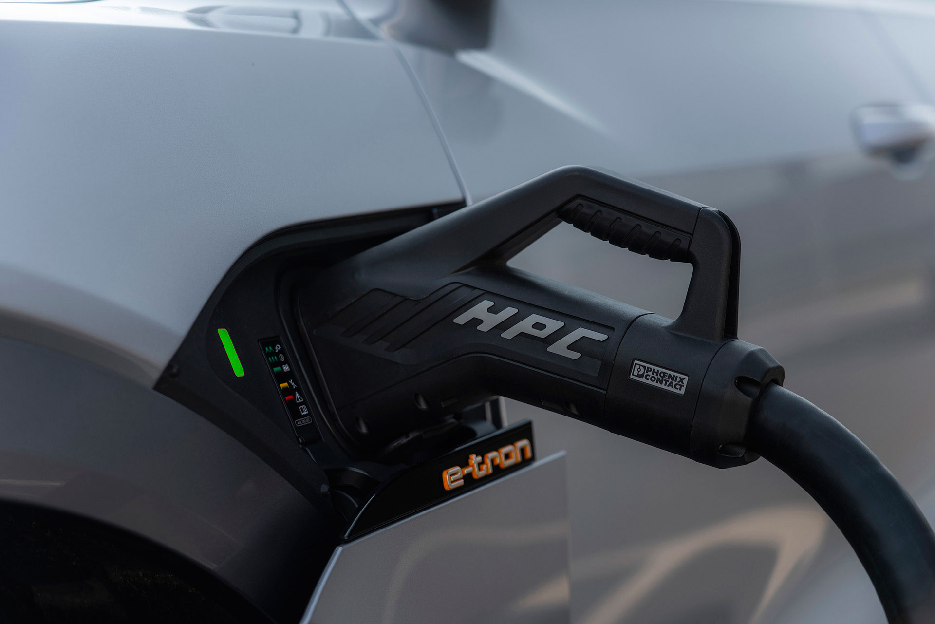 Το Audi e-tron φορτίζει χωρίς τον κίνδυνο blackout στο δίκτυο