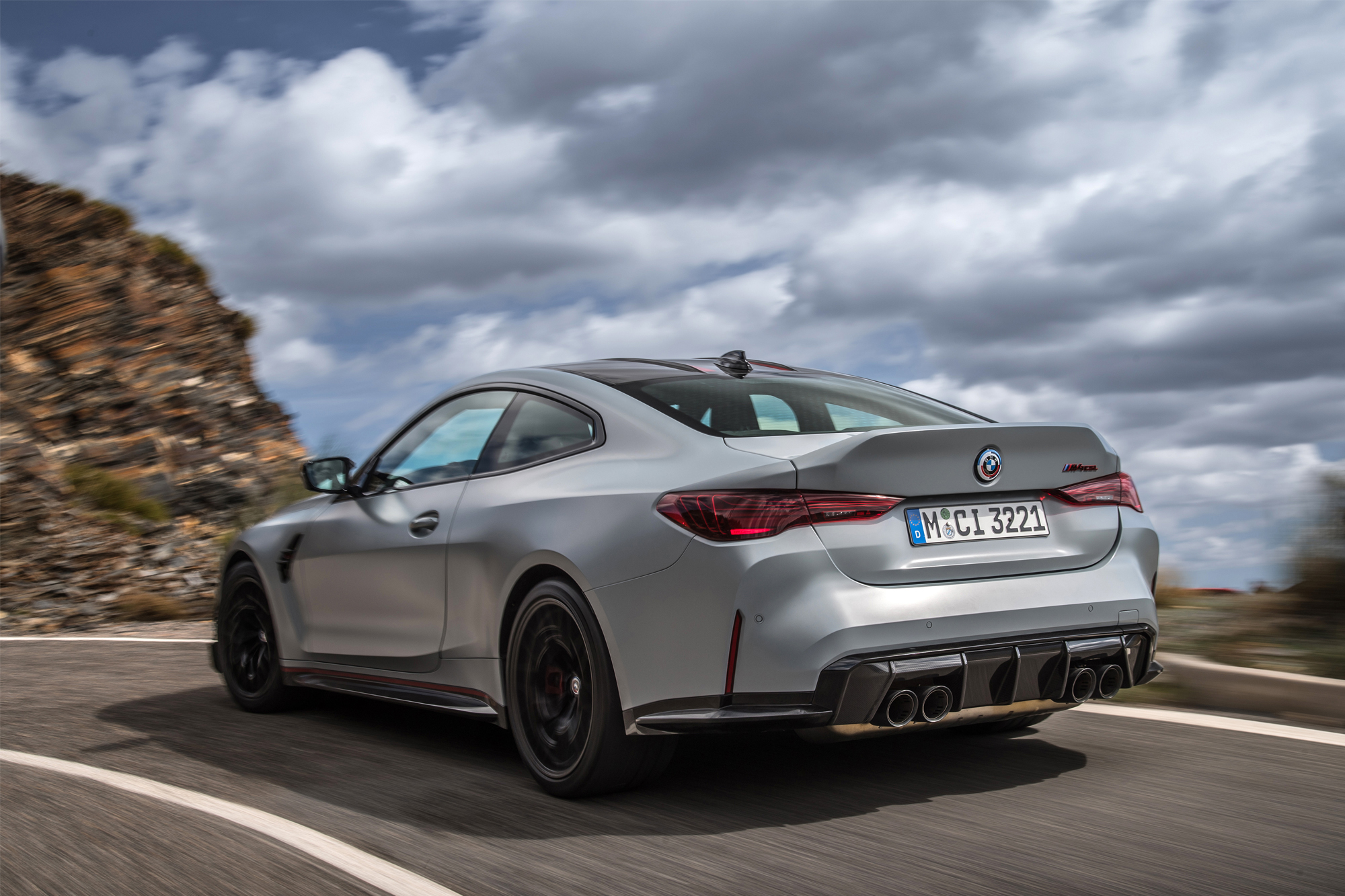 Επίσημο: Η νέα BMW M4 CSL