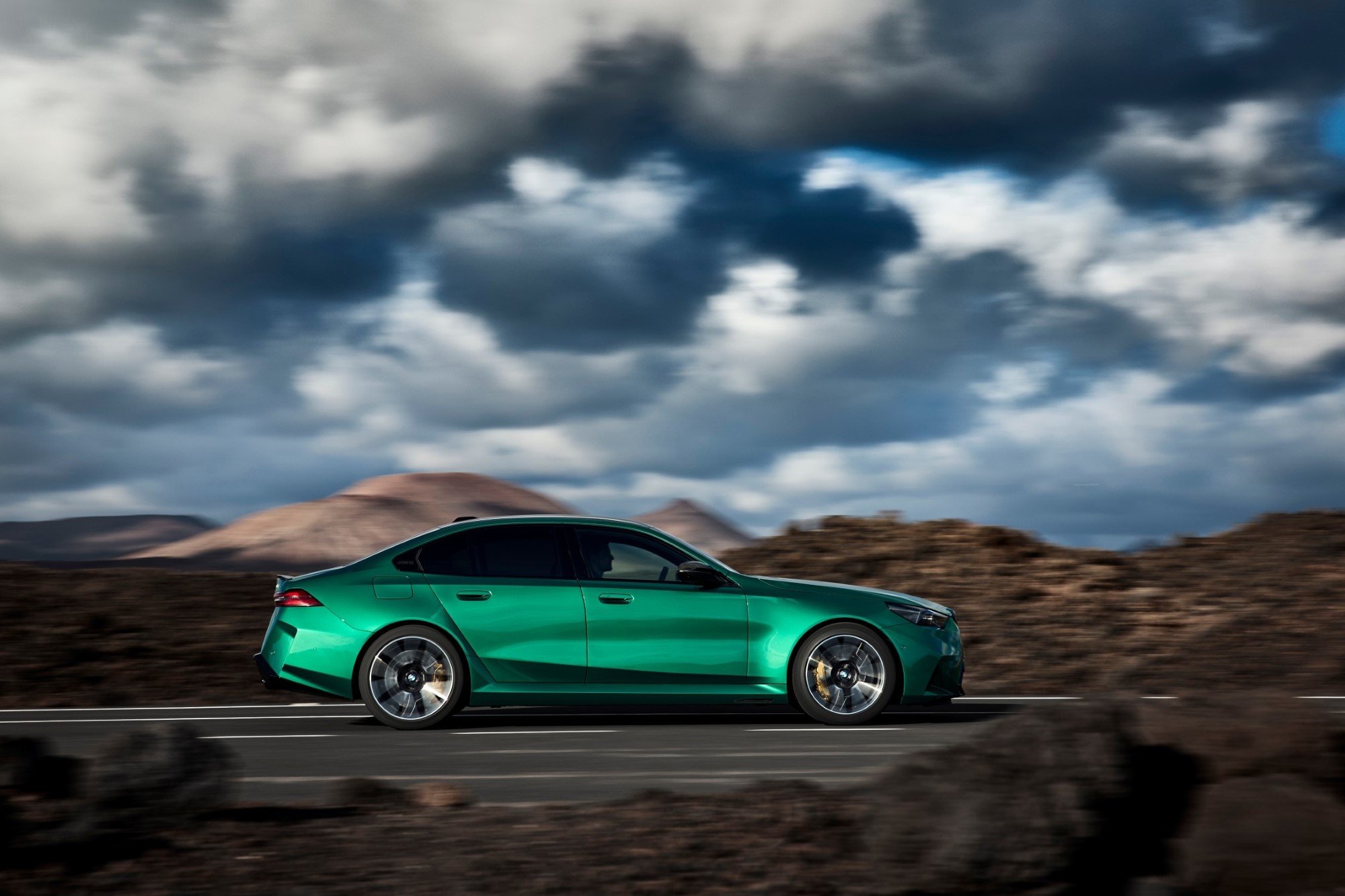 Και επίσημα η νέα BMW M5 PHEV