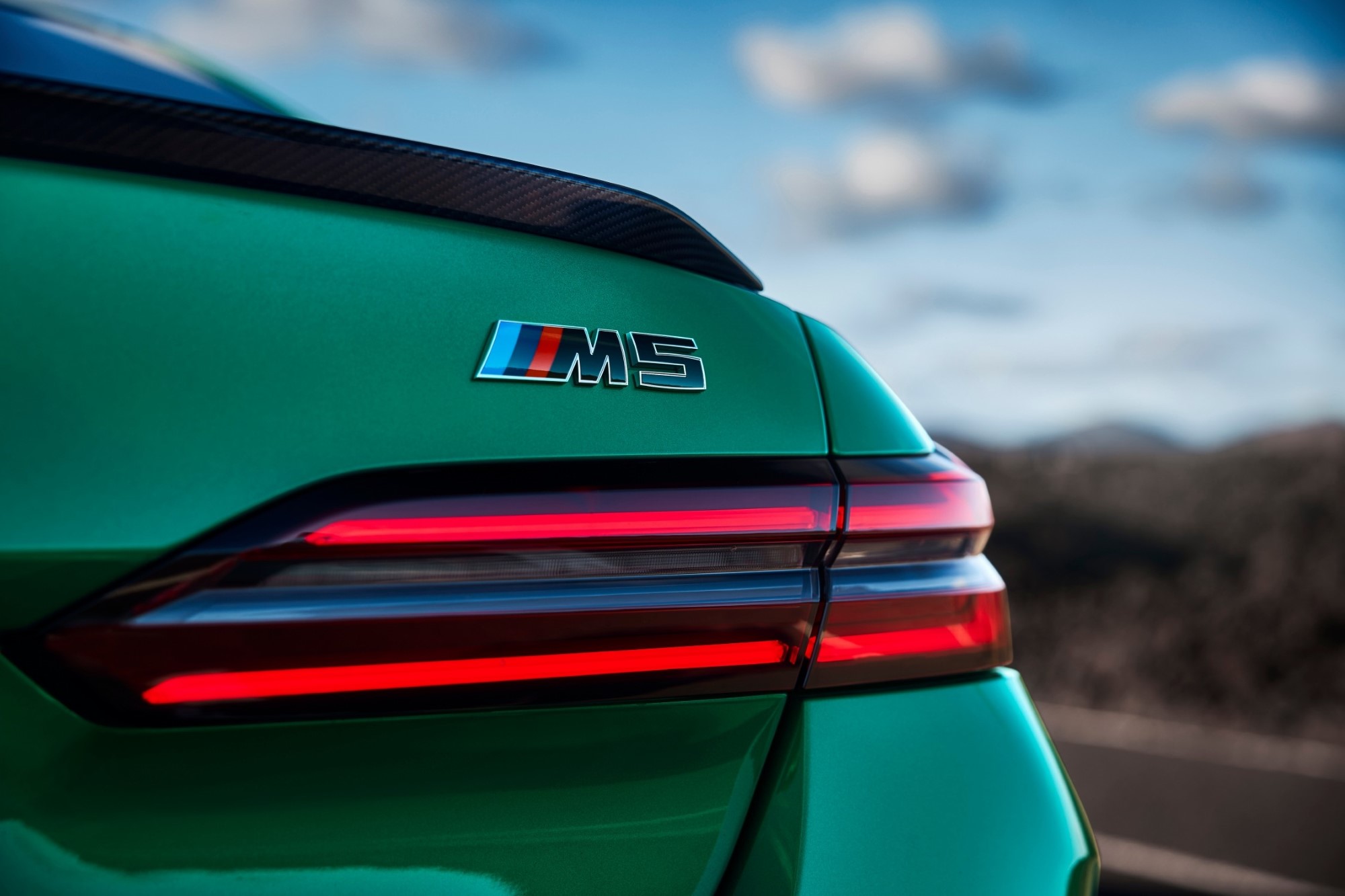 Και επίσημα η νέα BMW M5 PHEV