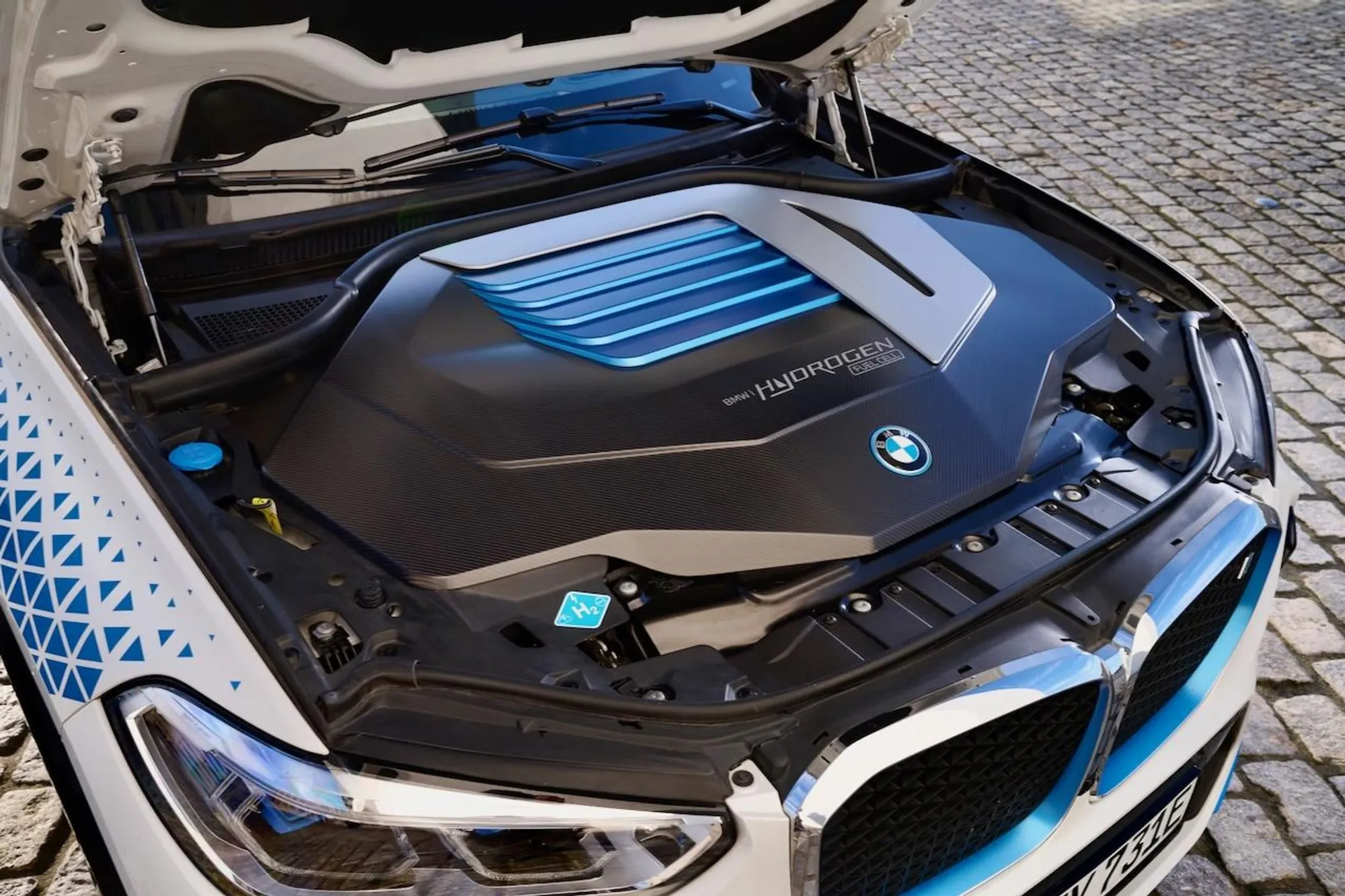 BMW iX5 Hydrogen με νέα δεξαμενή υδρογόνου, 750km αυτονομία και ανεφοδιασμό σε λιγότερο από 5 λεπτά 